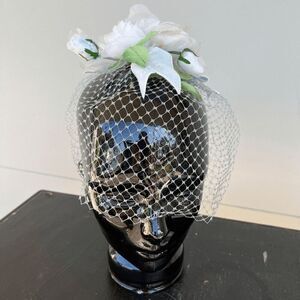 Vintage White Floral Fascinator with Veil - 50s Style Birdcage Veil